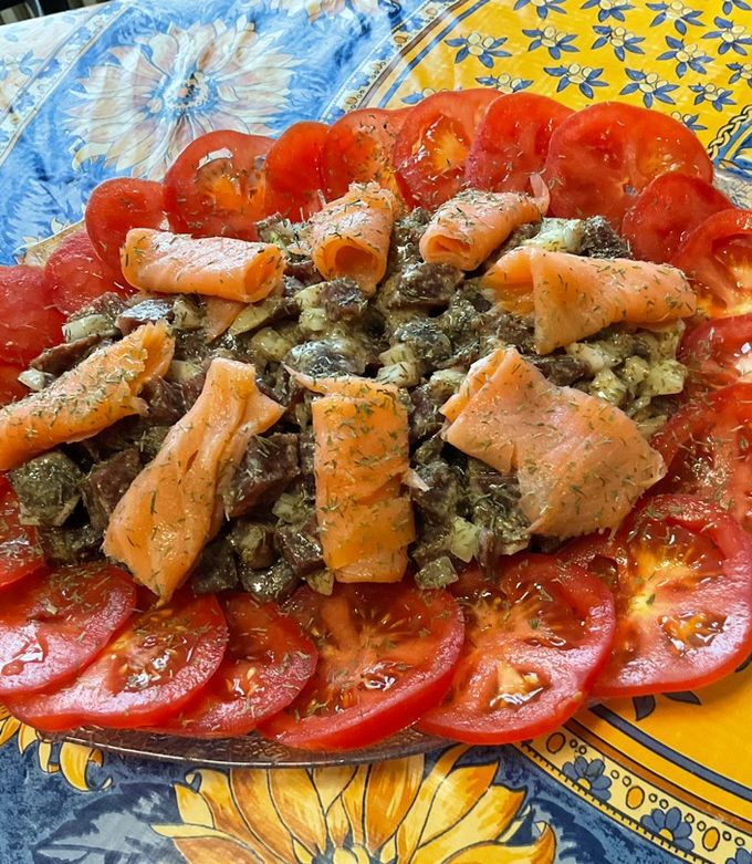 Une photo de Salade de betteraves et tomates au saumon fumé