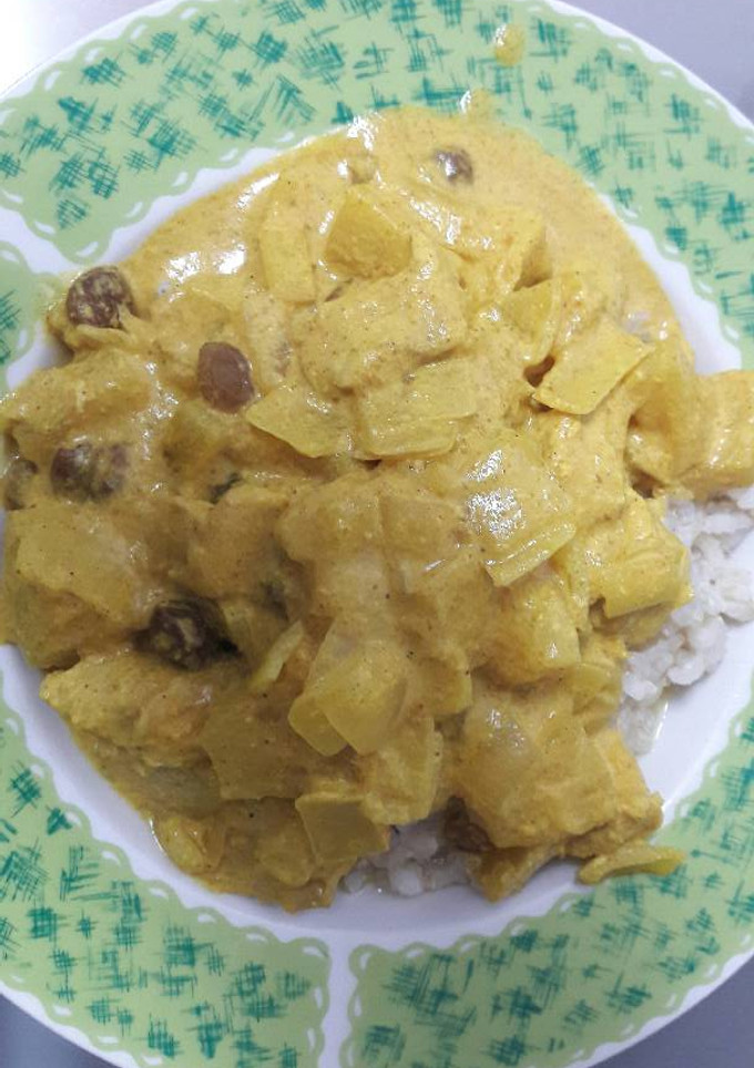 Una foto de Curry con pollo y piña