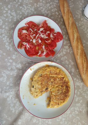Una foto de Tortilla de Patatas con Ensalada de Tomate
