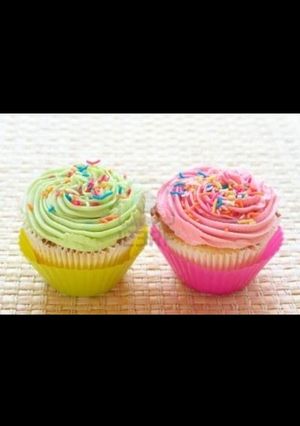 Una foto de Cupcakes con merengue y chispas 🤤😋