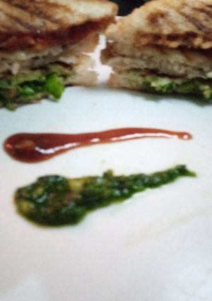 तिरंंगा ग्रील्ड सँन्डविज विथ पफ् राइस (grilled sandwich with puff rice recipe in marathi) रेसिपी चे मुख्य फोटो 