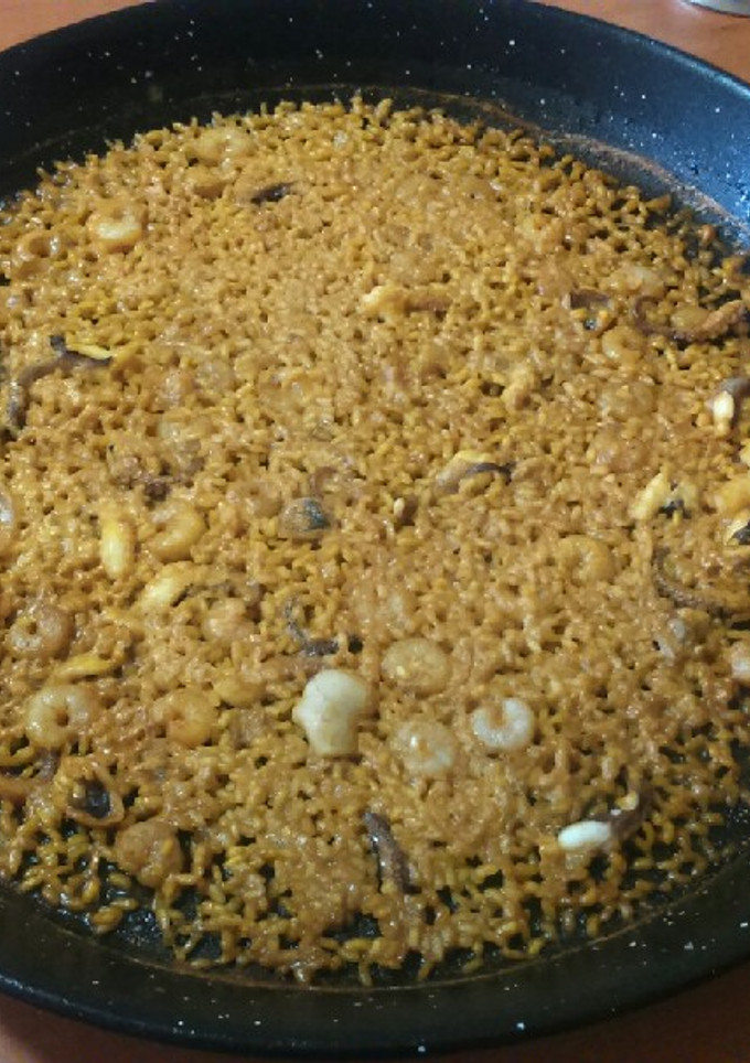 Una foto de Paella fina de pulpitos y gambitas