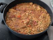 Una foto de paella carne