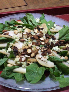 Una foto de Ensalada de rúcula peras y algo más