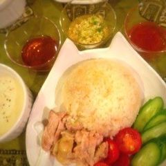 A picture of Singapore Chicken Rice with Ginger Sauce.