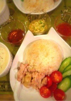 A picture of Singapore Chicken Rice with Ginger Sauce.