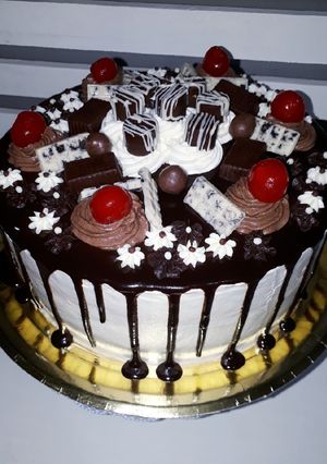 Una foto de Drip cake cerezas y bombones