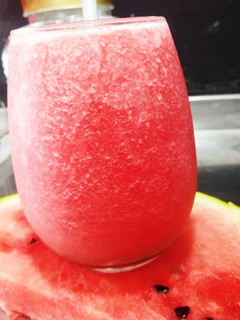 Una foto de Licuado de sandía y frutilla 🍉🍓