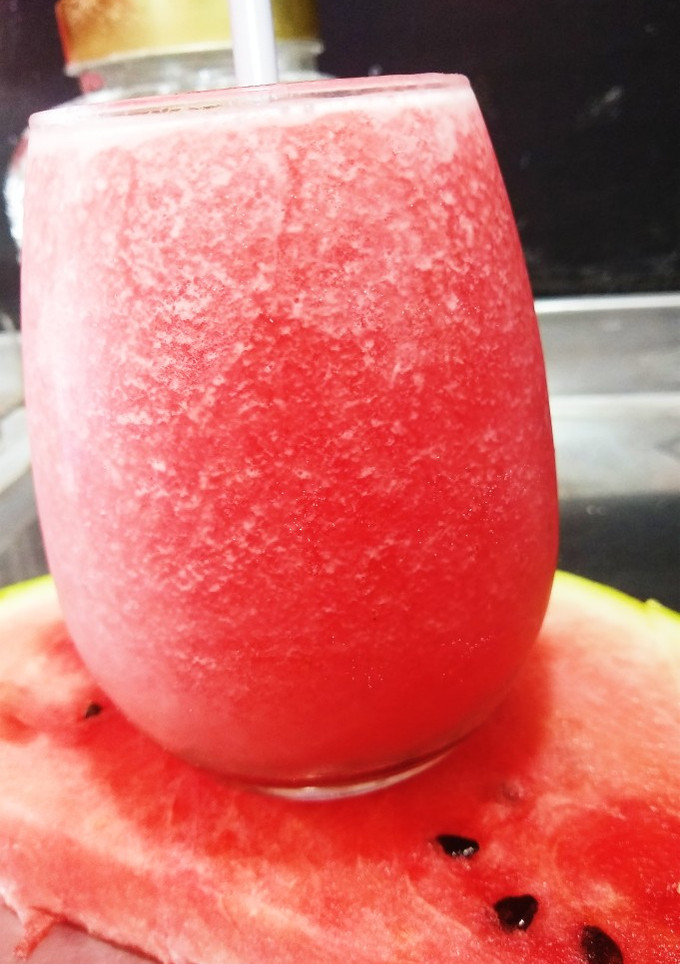 Una foto de Licuado de sandía y frutilla 🍉🍓