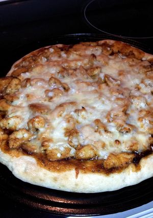 A picture of Bbq chicken pizza.