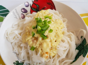 Una foto de Camarones al curry y ají amarillo con fideos de arroz