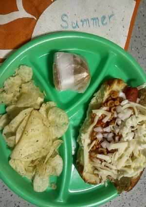 A picture of Hotdog with Spaghetti - Os.