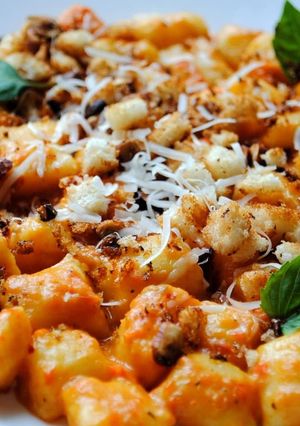 Zdjęcie przepisu Gnocchi (kopytka) w sosie paprykowym okraszone okruchami.