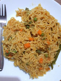 வெஜ் மேகி நூடுல்ஸ்(VEG MAGGI NOODLES RECIPE IN TAMIL) செய்முறை முக்கிய புகைப்படம்
