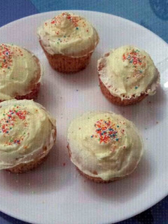 A picture of Yummy lemony cupcakes.