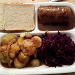 A picture of German Rouladen mit kartoffel und rotkohl.