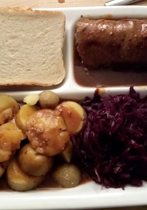 A picture of German Rouladen mit kartoffel und rotkohl.