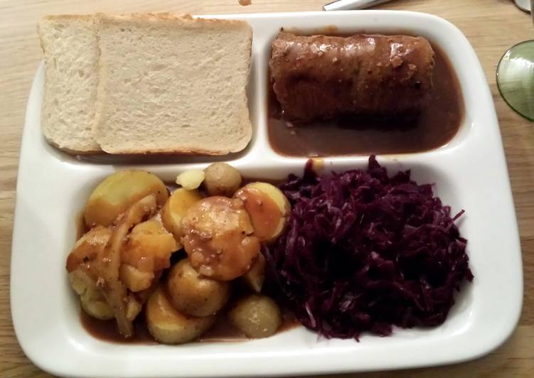 German Rouladen mit kartoffel und rotkohl