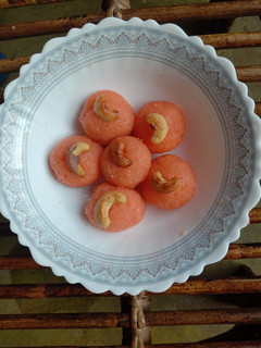 ரவா லட்டு(Rava Ladoo Recipe in Tamil) செய்முறை முக்கிய புகைப்படம்