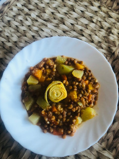 Una foto de Lentejas con alcachofas y calabaza