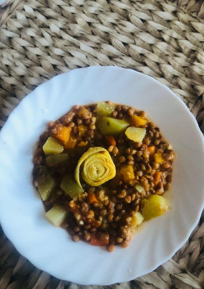 Una foto de Lentejas con alcachofas y calabaza