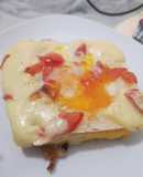 Tostada con huevo en el centro