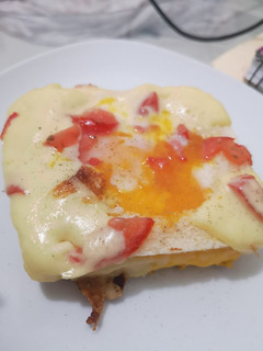 Una foto de Tostada con huevo en el centro