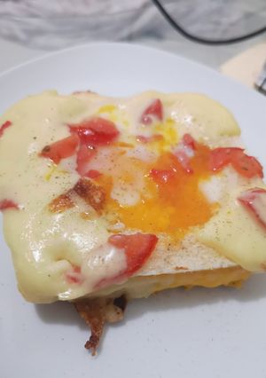 Una foto de Tostada con huevo en el centro