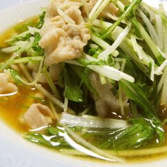A picture of Super Easy Simmered Harihari Pork and Mizuna.