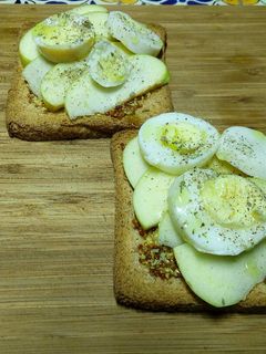 Una foto de Pan Tostado con Manzana y Huevo Duro
