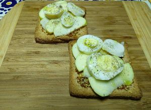 Una foto de Pan Tostado con Manzana y Huevo Duro