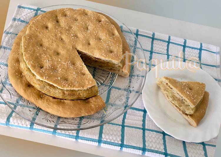 Tortilla montada sobre torta de pan casera (ideal para picnic 🧺)