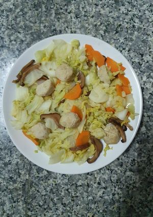 รูปของ ผัดผักรวมมิตรลูกชิ้นอกไก่