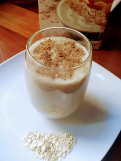 Una foto de Licuado de Banana, con Leche, Avena y Chía