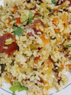 Una foto de Arroz con chorizo y Verduras