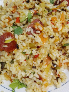 Una foto de Arroz con chorizo y Verduras