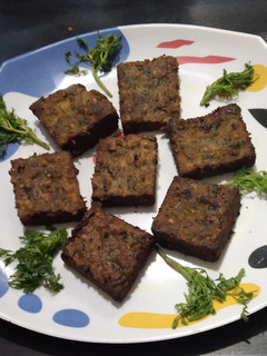 झटपट कोथींबीर वडी (Kothimbir vadi recipe in marathi) रेसिपी चे मुख्य फोटो