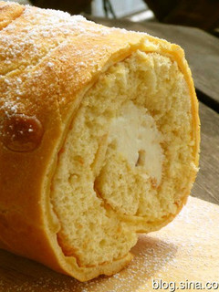 A picture of Italian Roll Cake.