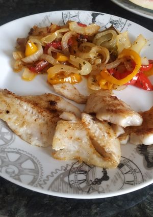 Una foto de Merluza especiada y verduras a la plancha