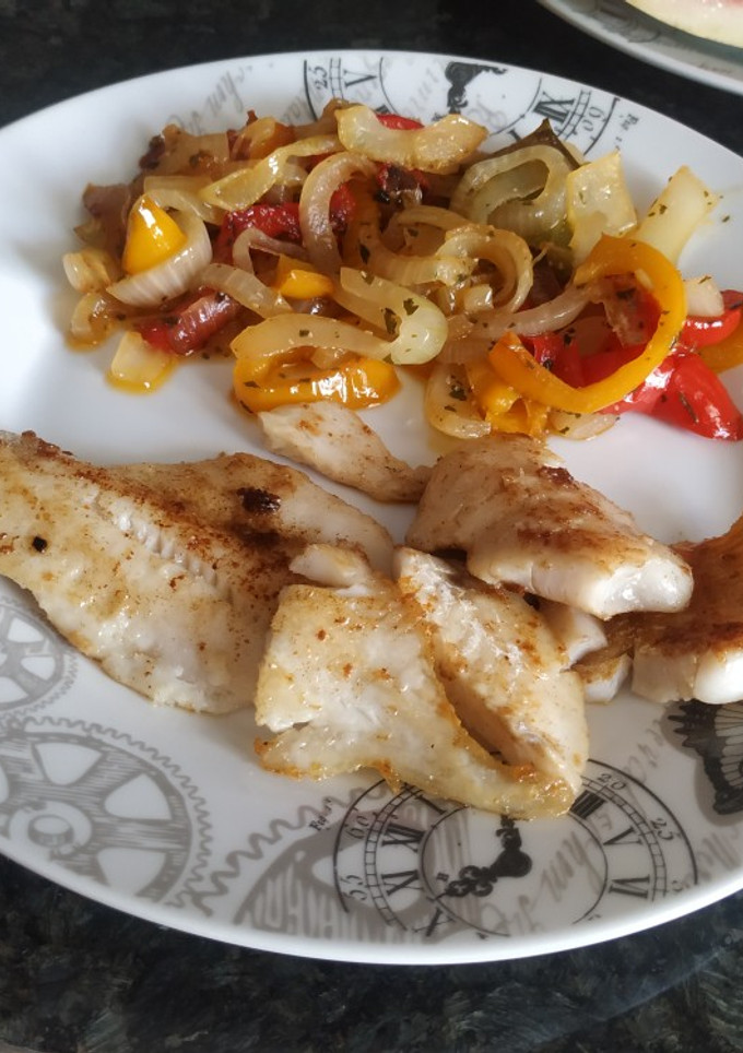Una foto de Merluza especiada y verduras a la plancha