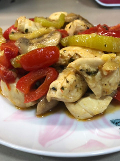 Una foto de Pollo especiado con verduras