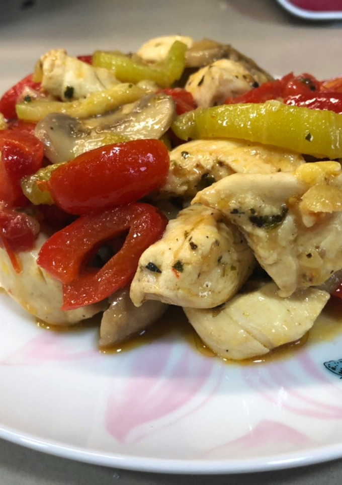 Una foto de Pollo especiado con verduras