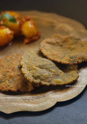 A picture of Bajra Methi Poori.
