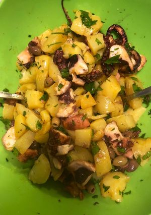 Foto di Insalata di polipo tradizionale con patate prezzemolo e olive taggiasche