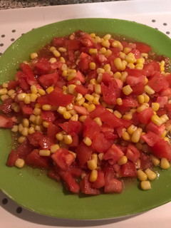 Una foto de Ensalada de tomates con choclo