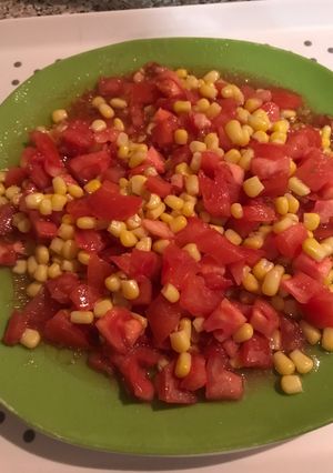 Una foto de Ensalada de tomates con choclo