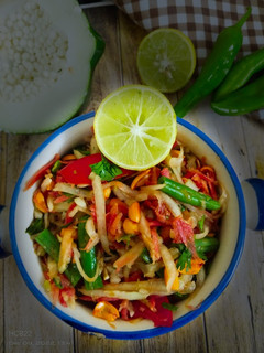 થાઈ ગ્રીન પપૈયા સલાડ (Thai green papaya salad recipe in Gujarati રેસીપી મુખ્ય ફોટો
