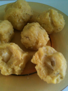 Una foto de Bolitas de plátano pintón rellenas