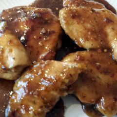 A picture of Caramelized chicken breasts.