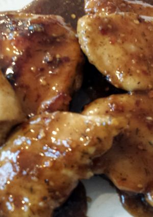 A picture of Caramelized chicken breasts.